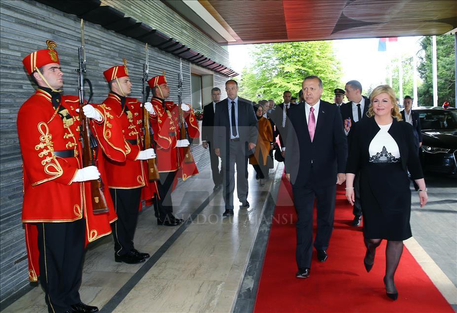 Cumhurbaşkanı Erdoğan, Hırvatistan'da törenle karşılandı