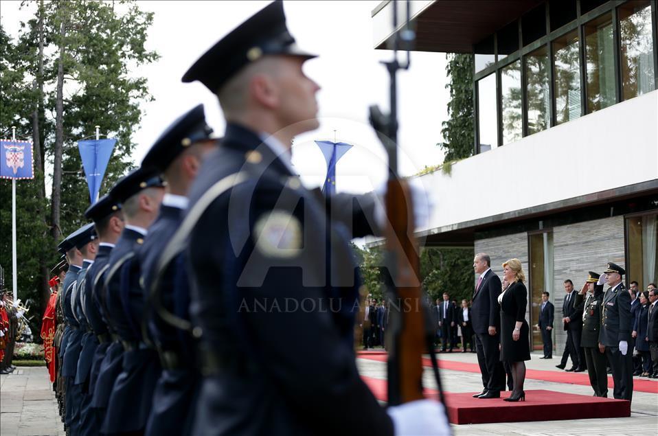 Cumhurbaşkanı Erdoğan, Hırvatistan'da törenle karşılandı