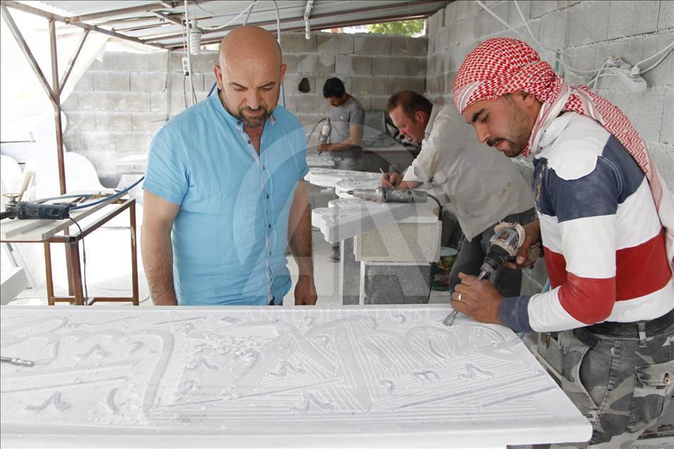Dev caminin mermerlerini Suriyeli ustalar süslüyor