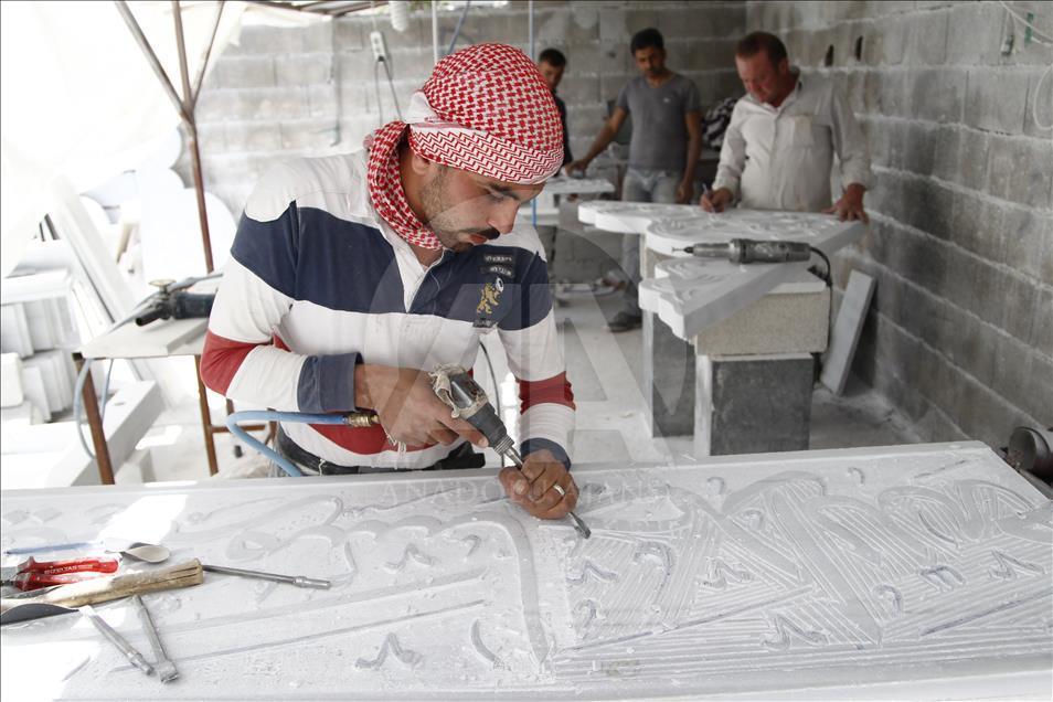Dev caminin mermerlerini Suriyeli ustalar süslüyor