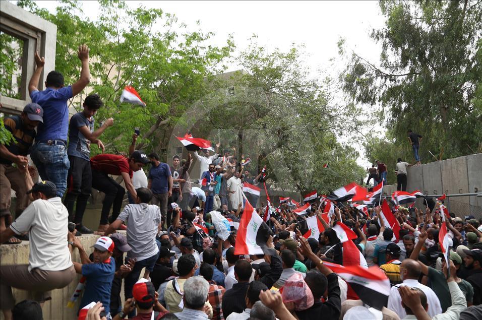 Sadr supporters storm Baghdad's Green Zone 