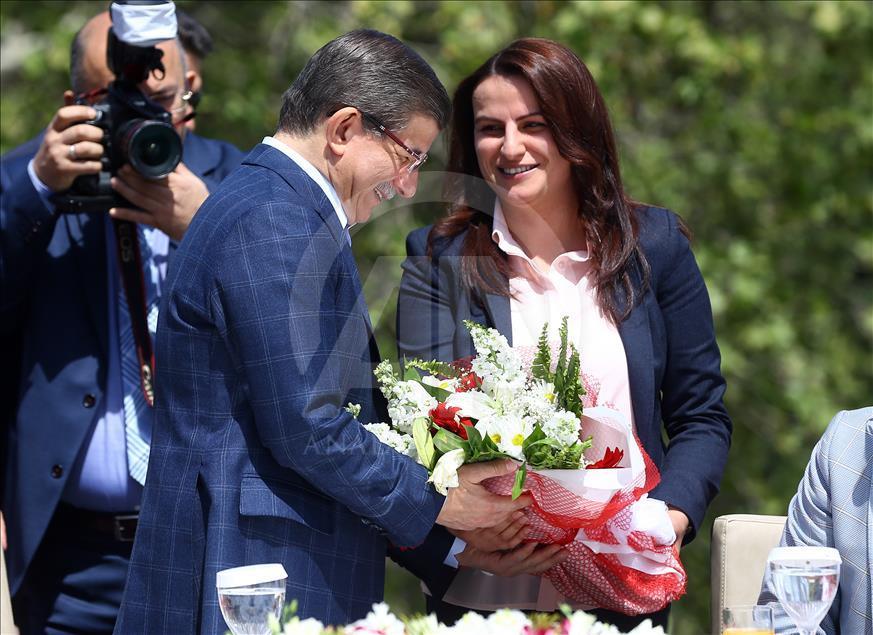 Başbakan Davutoğlu, Çankaya Köşkü'nde işçilerle bir araya geldi