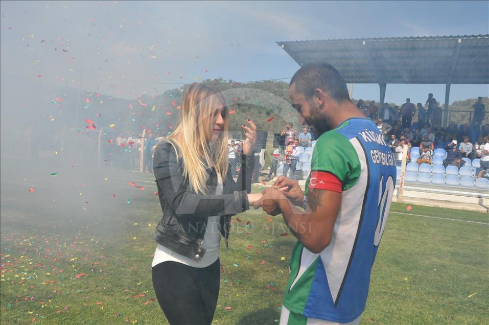 Futbol maçında evlilik teklifi