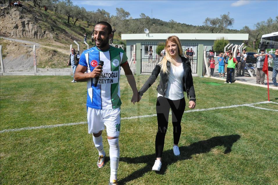 Futbol maçında evlilik teklifi