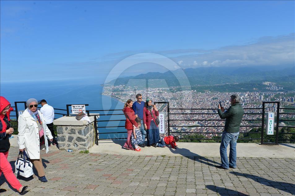 Turistlerin gözde mekanı "Boztepe" ilgi görüyor