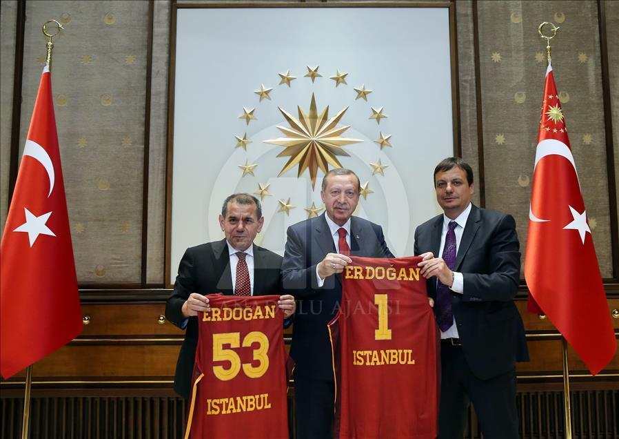 Cumhurbaşkanı Erdoğan Galatasaray Erkek Basketbol Takımı'nı kabul etti