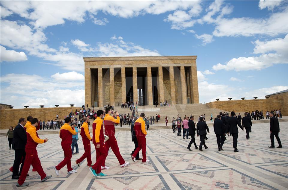 Galatasaray Odeabank Ata'nın huzurunda