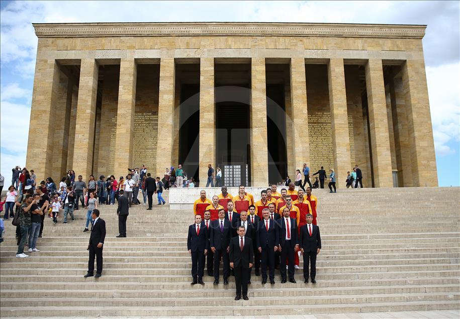 Galatasaray Odeabank Ata'nın huzurunda