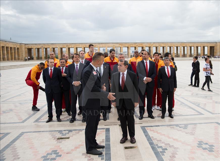 Galatasaray Odeabank Ata'nın huzurunda