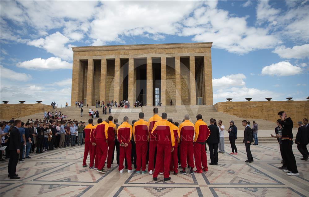 Galatasaray Odeabank Ata'nın huzurunda