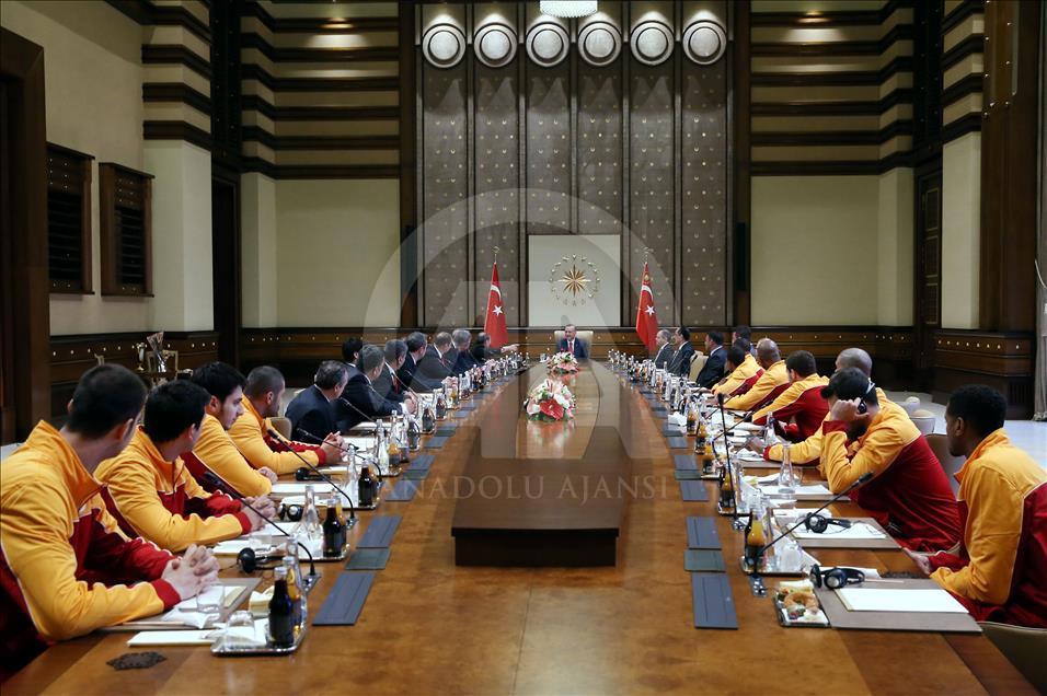 Cumhurbaşkanı Erdoğan Galatasaray Erkek Basketbol Takımı'nı kabul etti