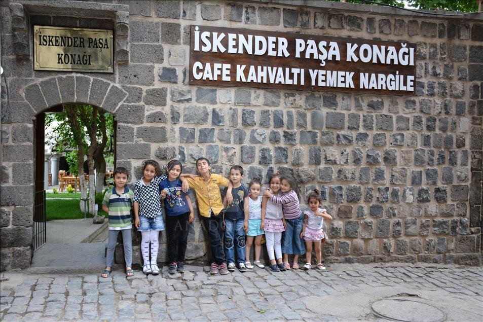 Sur'da artık silah değil müzik sesi yankılanıyor