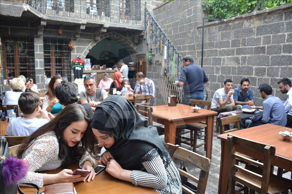 Sur'da artık silah değil müzik sesi yankılanıyor