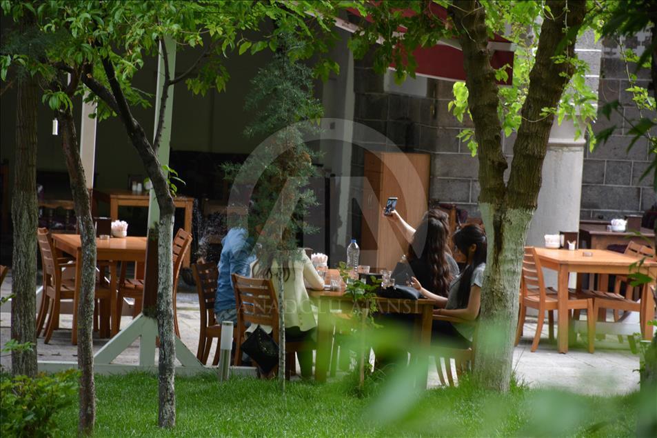 Sur'da artık silah değil müzik sesi yankılanıyor