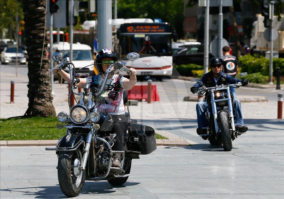 Kadın motosikletçiler "Trafikte Biz de Varız" dedi