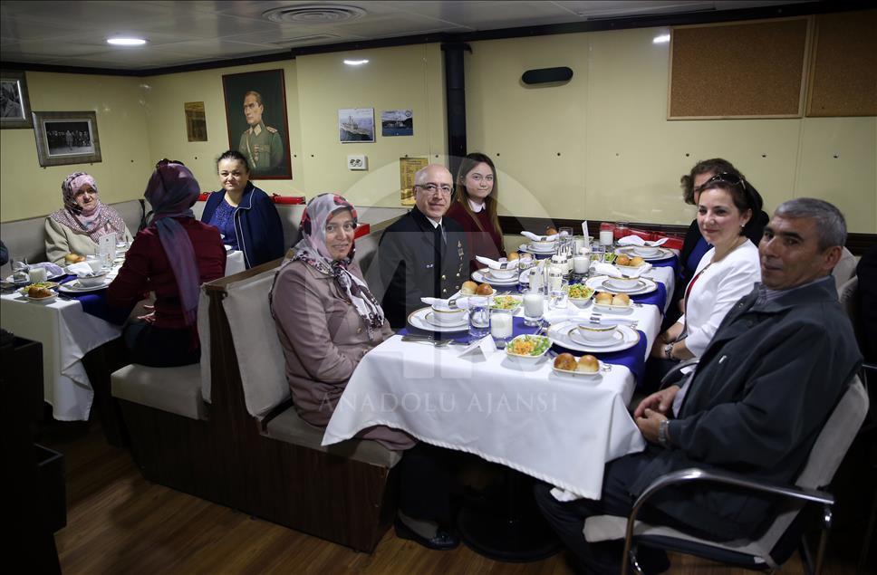 Donanma Komutanlığı kapılarını annelere açtı
