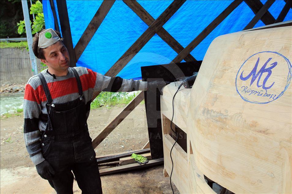  Uzungöl'e kestane ağacından 'tahtabüs' tasarladı 