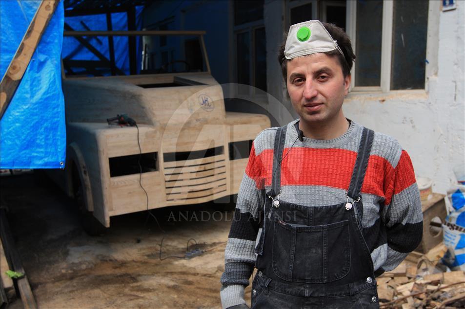  Uzungöl'e kestane ağacından 'tahtabüs' tasarladı 