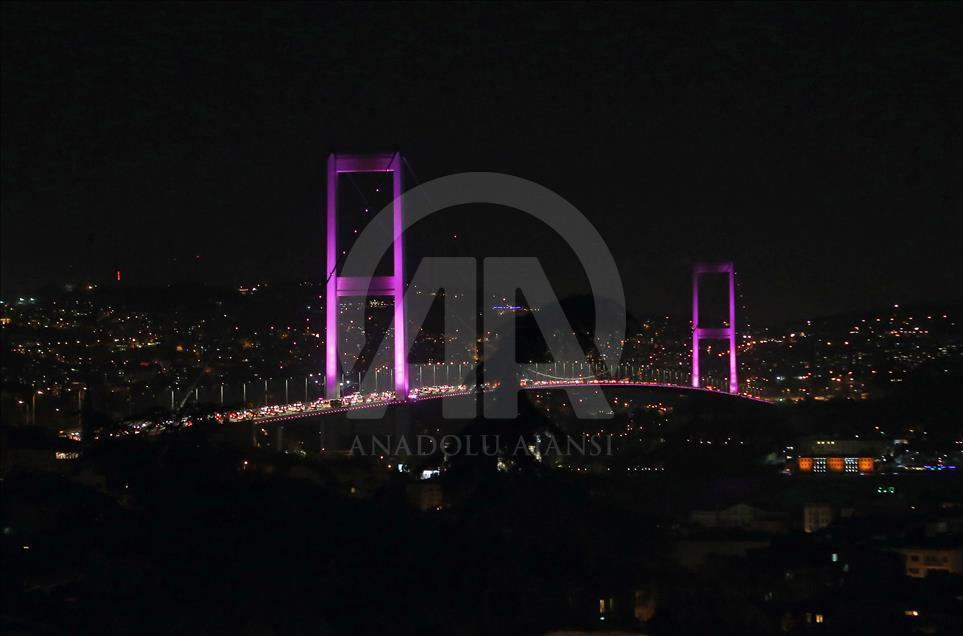 Boğaziçi Köprüsü pembe renkle ışıklandırıldı