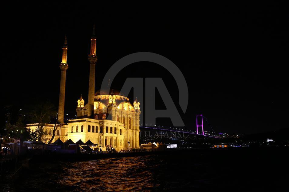 Boğaziçi Köprüsü pembe renkle ışıklandırıldı