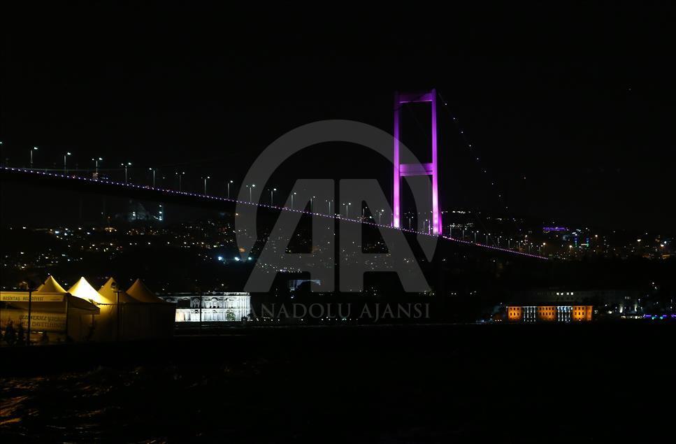 Boğaziçi Köprüsü pembe renkle ışıklandırıldı
