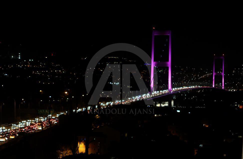 Boğaziçi Köprüsü pembe renkle ışıklandırıldı