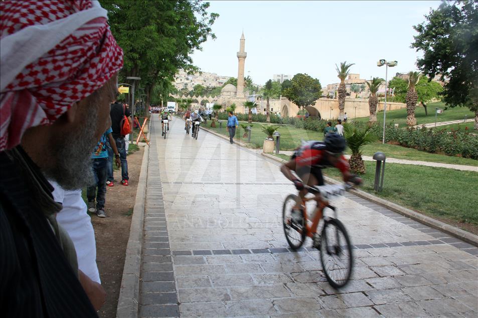 Şanlıurfa'nın tarihi sokakları bisikletlilerle şenlendi