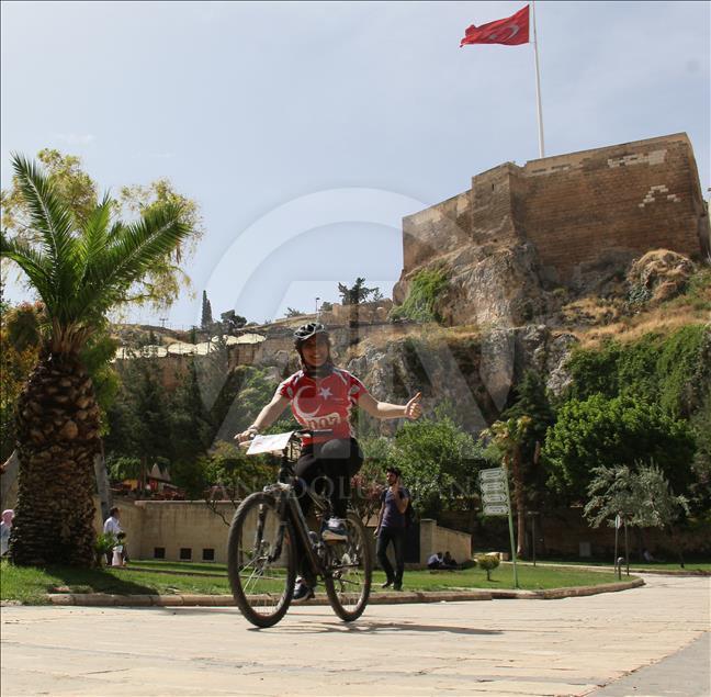 Şanlıurfa'nın tarihi sokakları bisikletlilerle şenlendi
