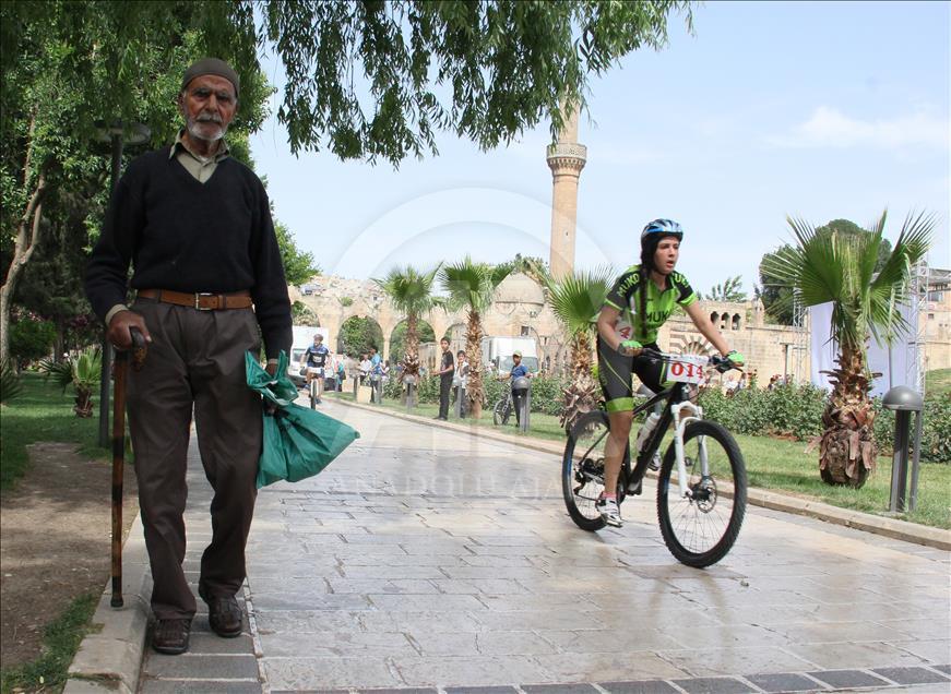Şanlıurfa'nın tarihi sokakları bisikletlilerle şenlendi