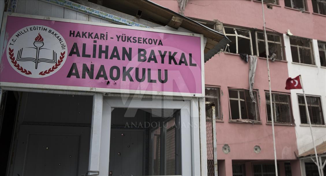 Teröristlerin harabeye çevirdiği okullar için yıkım kararı