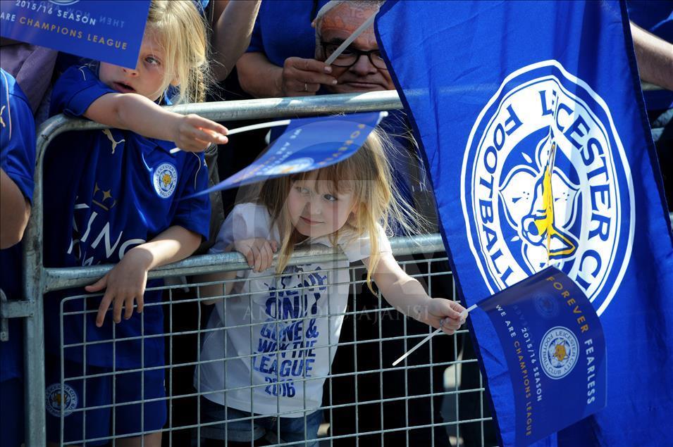 Leicester City şampiyonluğu kutluyor