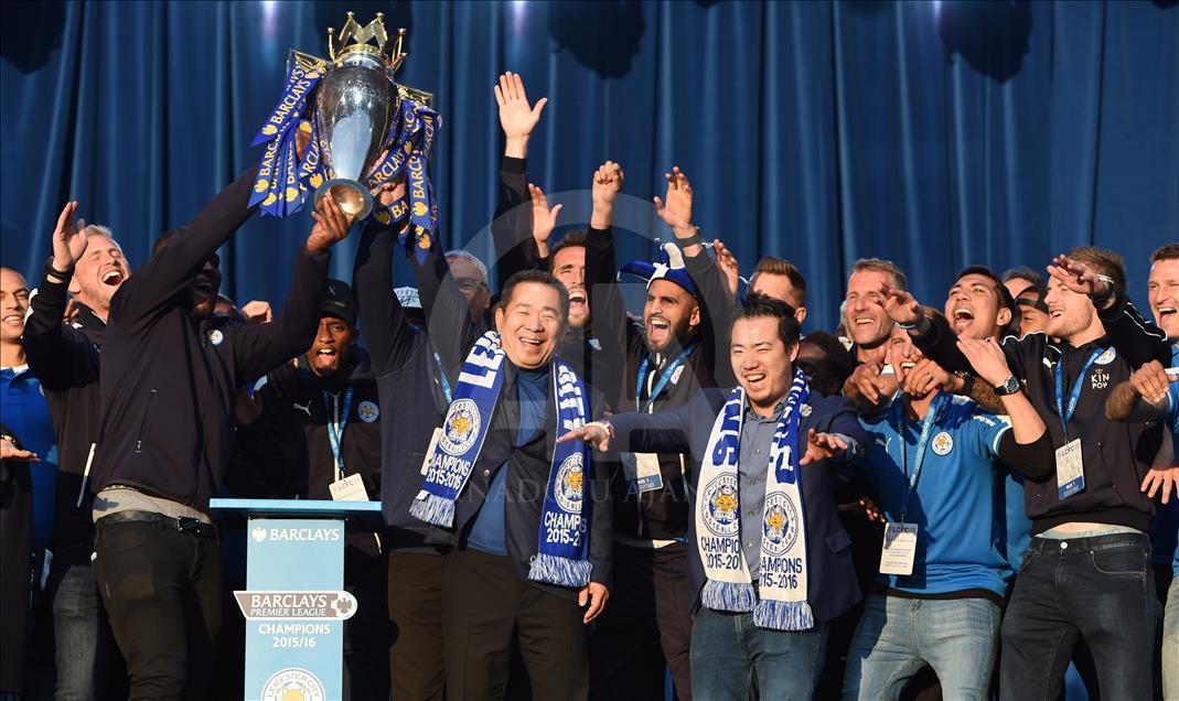 Leicester City şampiyonluğu kutluyor