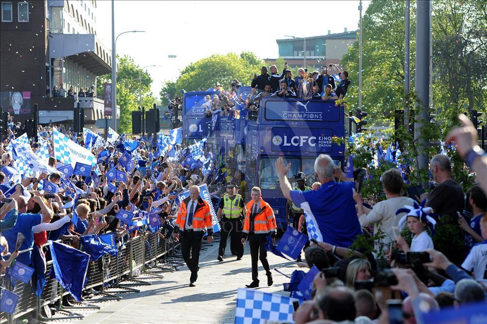 Leicester City şampiyonluğu kutluyor