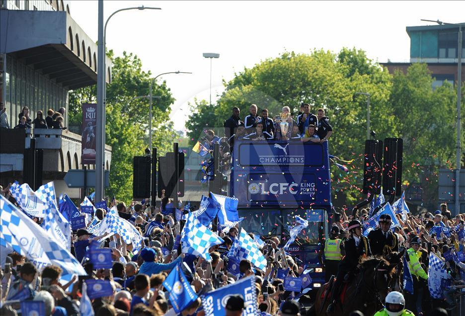Leicester City şampiyonluğu kutluyor