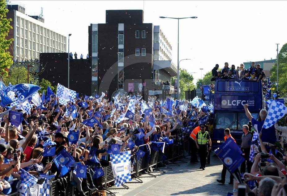 Leicester City şampiyonluğu kutluyor