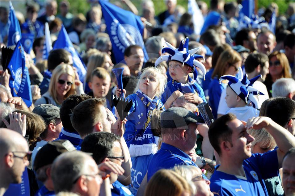 Leicester City şampiyonluğu kutluyor