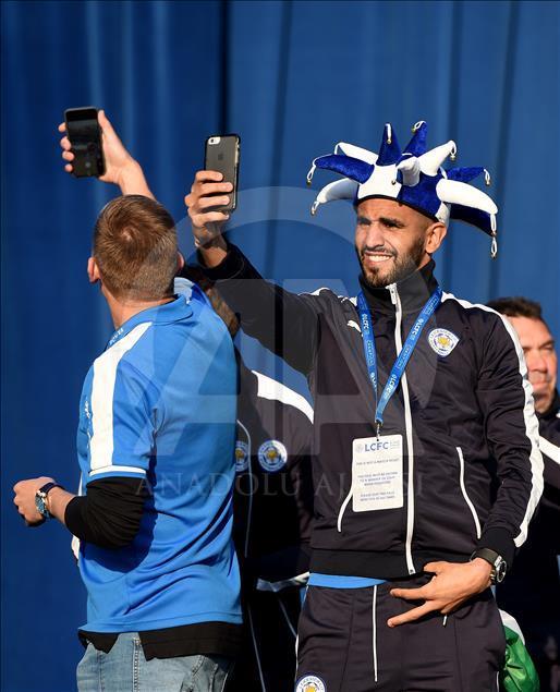 Leicester City şampiyonluğu kutluyor