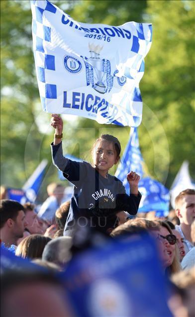 Leicester City şampiyonluğu kutluyor