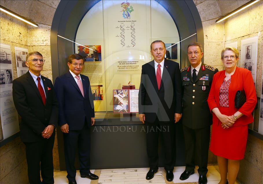 Sancar'ın Nobel Ödülü'nü Anıtkabir'e takdim töreni