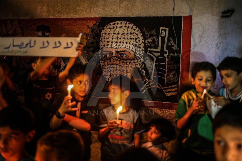 مسيرة "شموع" في غزة رفضا للحصار الإسرائيلي 
