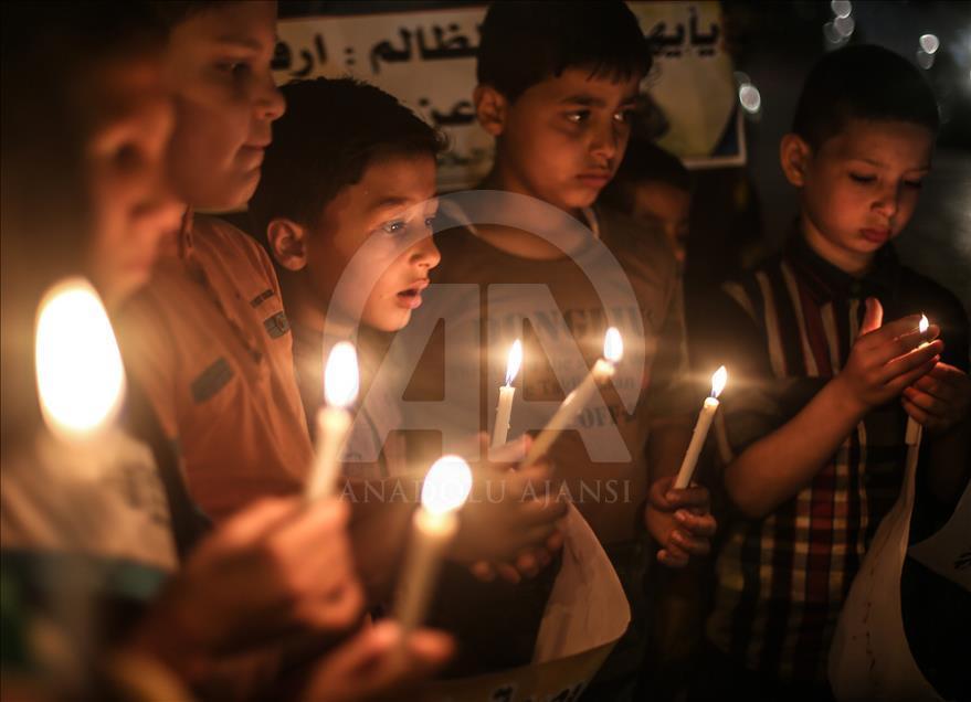 مسيرة "شموع" في غزة رفضا للحصار الإسرائيلي 
