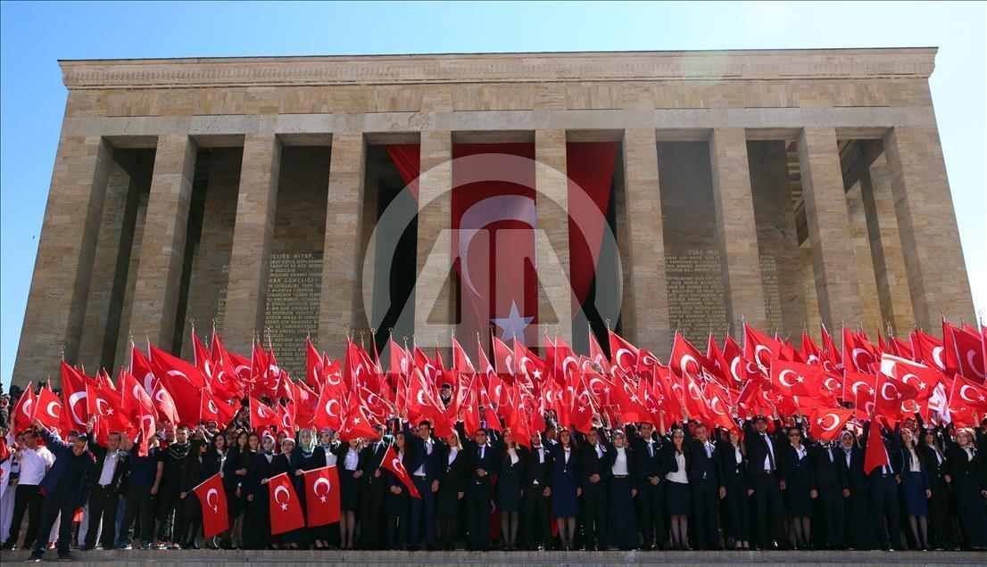 Турция отмечает День памяти Ататюрка, молодежи и спорта