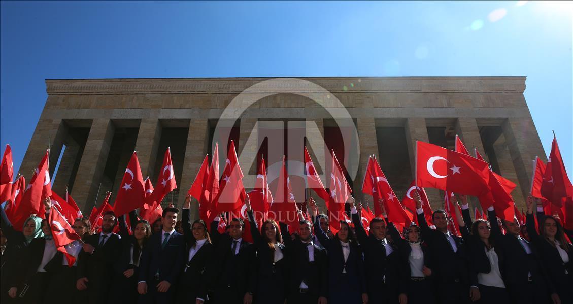 Турция отмечает День памяти Ататюрка, молодежи и спорта