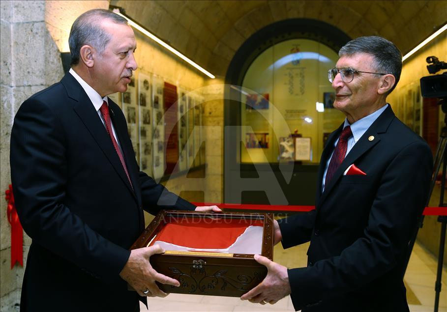 Sancar'ın Nobel Ödülü'nü Anıtkabir'e takdim töreni