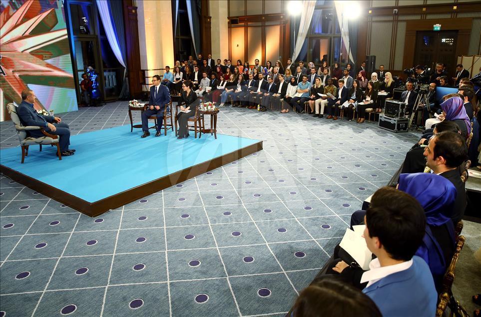 Cumhurbaşkanı Erdoğan, gençlerle buluştu