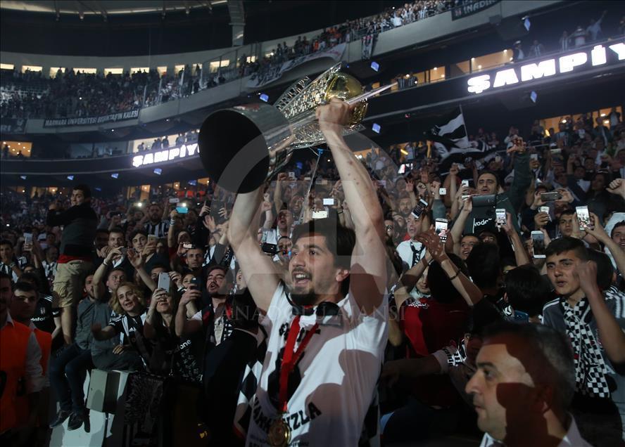 Şampiyon Beşiktaş kupasını aldı