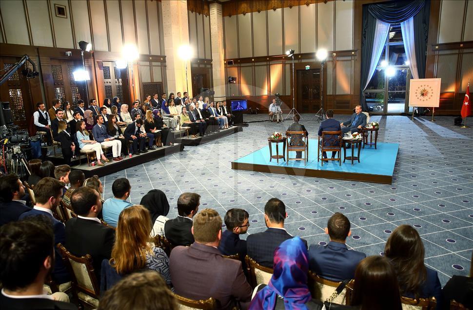 Cumhurbaşkanı Erdoğan, gençlerle buluştu