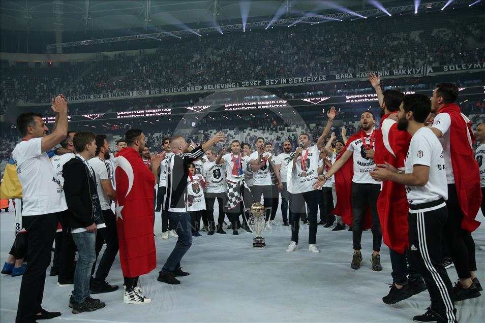 Şampiyon Beşiktaş kupasını aldı