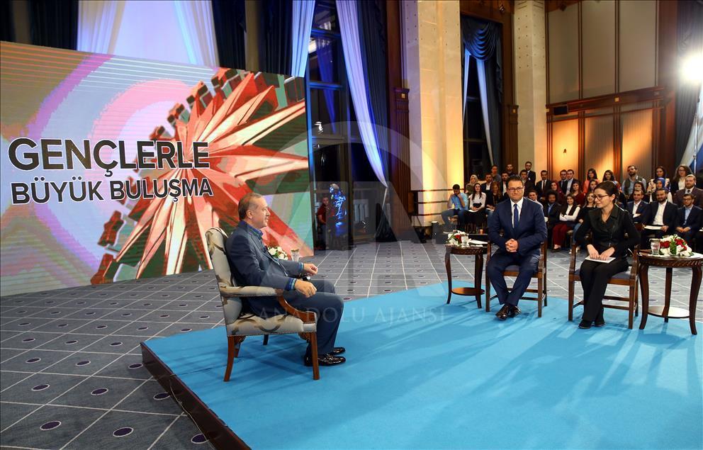 Cumhurbaşkanı Erdoğan, gençlerle buluştu