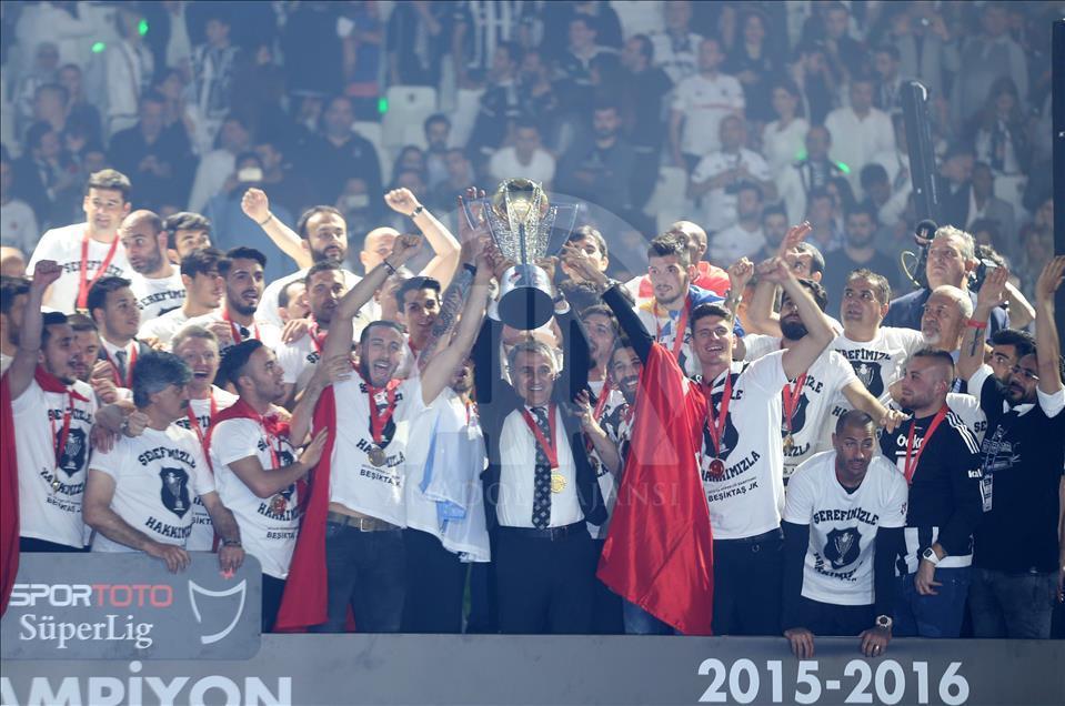 Şampiyon Beşiktaş kupasını aldı